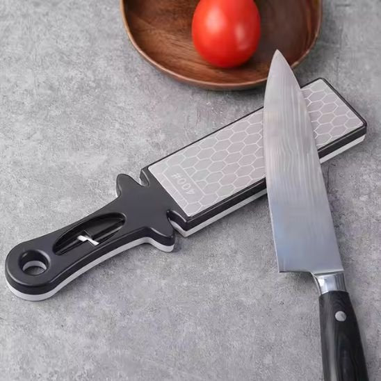 aiguiseur couteau avec un couteau pour tomates