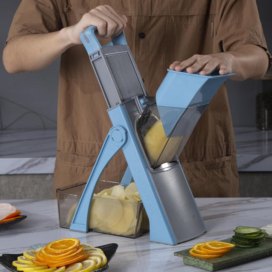 chips de pommes de terre avec une mandoline cuisine trancho