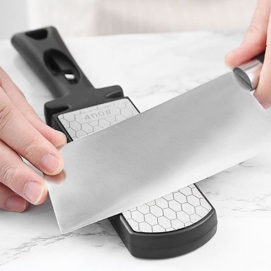 personne-aiguisant-un-couteau-avec-notre-aiguiseur-couteau