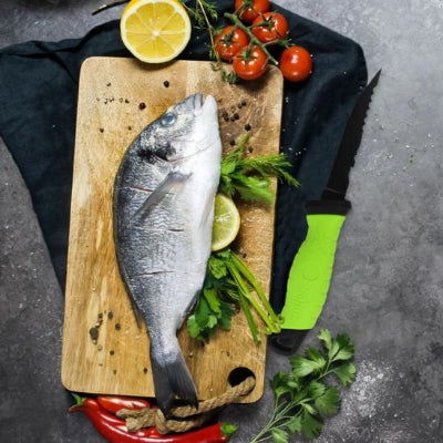 poisson sur le plancher avec notre couteau pour cuisine